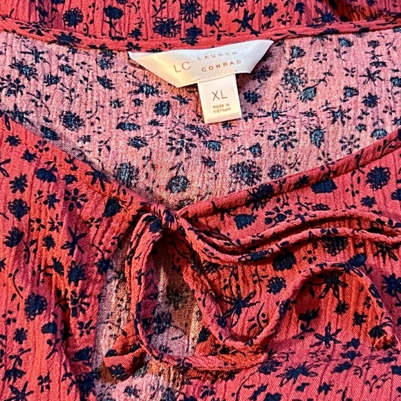 LC Lauren Conrad Blouse Bell Sleeves Red and Blue Floral Size XL Rayon Boho - Picture 6 of 9
